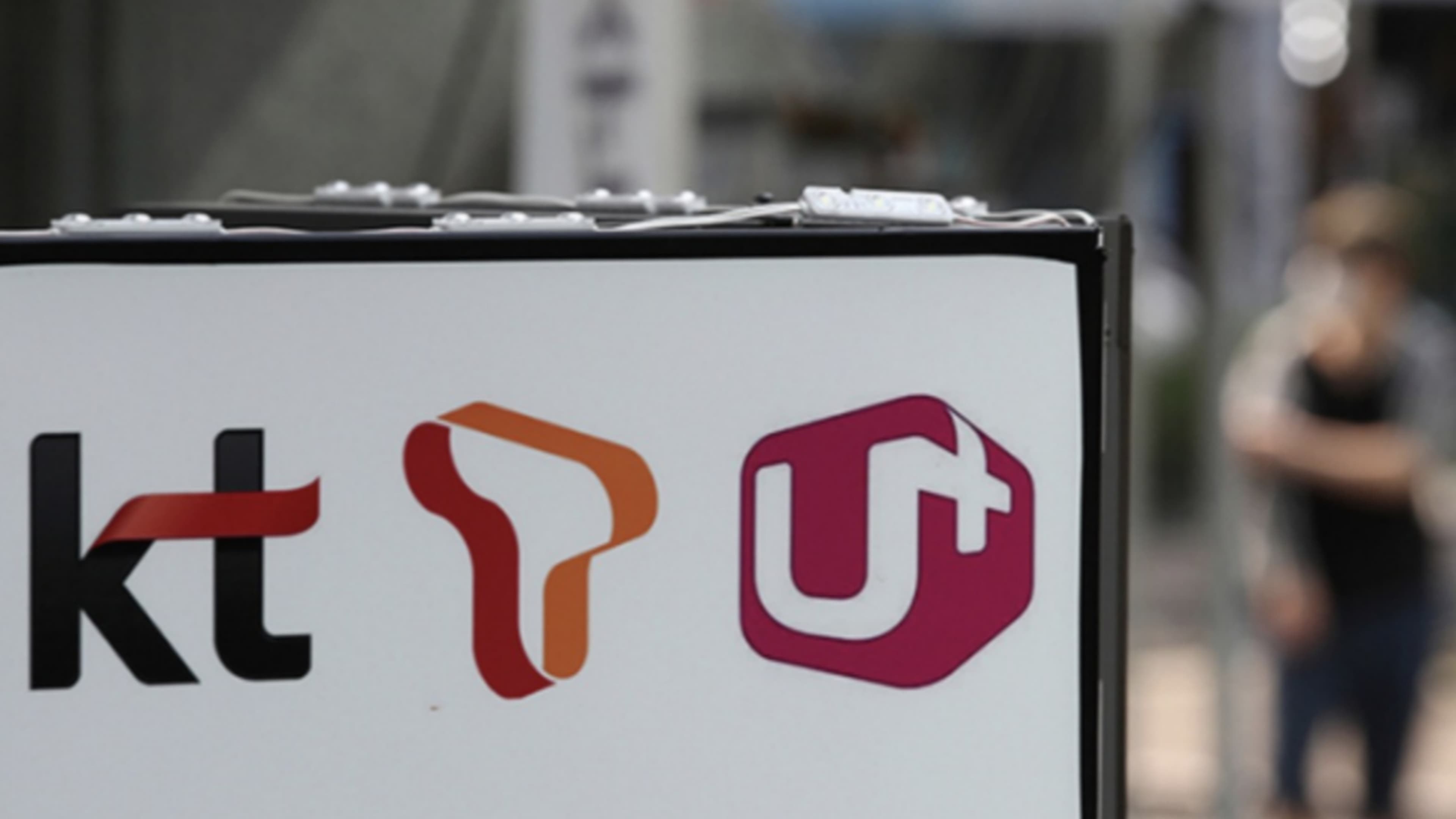 법 바뀌자 태세 전환? 통신 업계, AI '안전장치'에 사활 걸었다